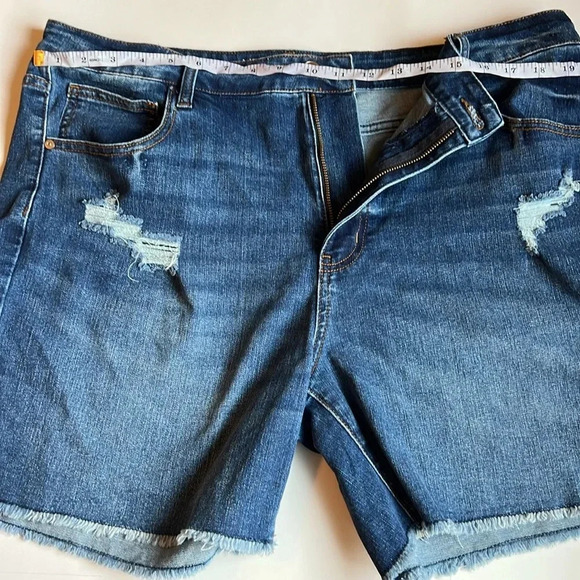 No Boundaries Distressed Juniors Shorts (size 19) - Picture 3 of 7